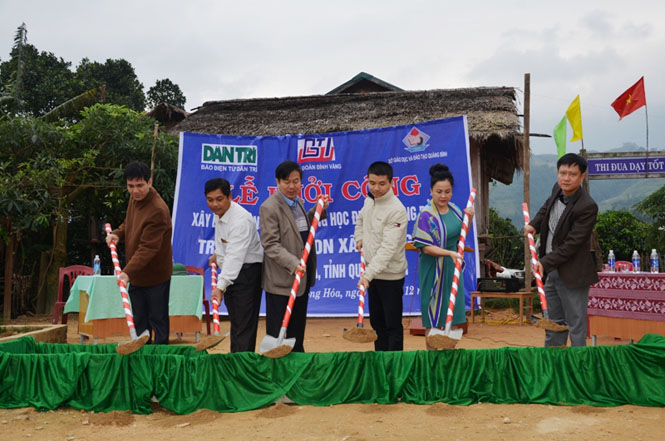 Các đại biểu động thổ khởi công xây dựng phòng học tại bản Sy, xã Trọng Hóa, huyện Minh Hóa