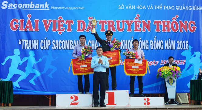 Đồng chí Trần Tiến Dũng, TUV, Phó Chủ tịch UBND tỉnh trao giải nhất, nhì, ba toàn đoàn hệ Việt dã truyền thống cho các đội.