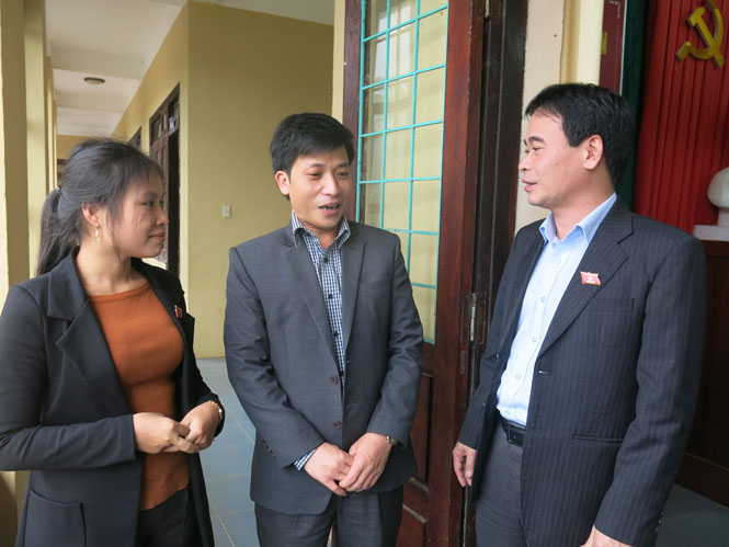 Các Đại biểu Quốc hội Nguyễn Mạnh Cường và bà Cao Thị Giang, đang tiếp trò chuyện với cử tri huyện Minh Hóa