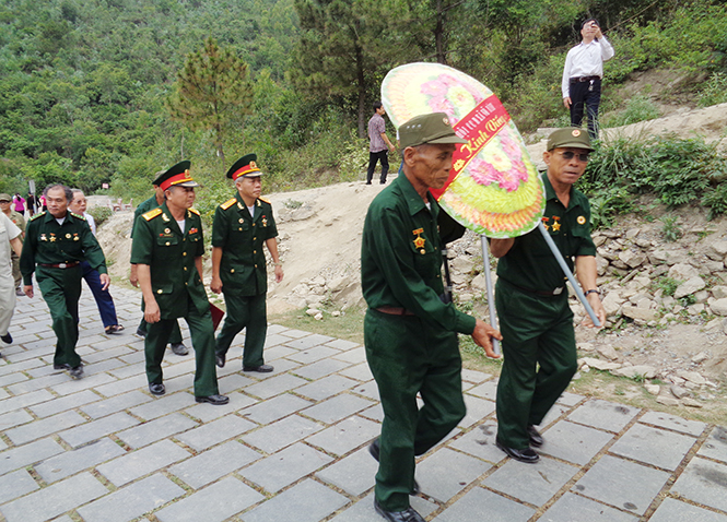 Đoàn đại biểu Hội CCB xã Võ Ninh đến viếng mộ Đại tướng Võ Nguyễn Giáp.