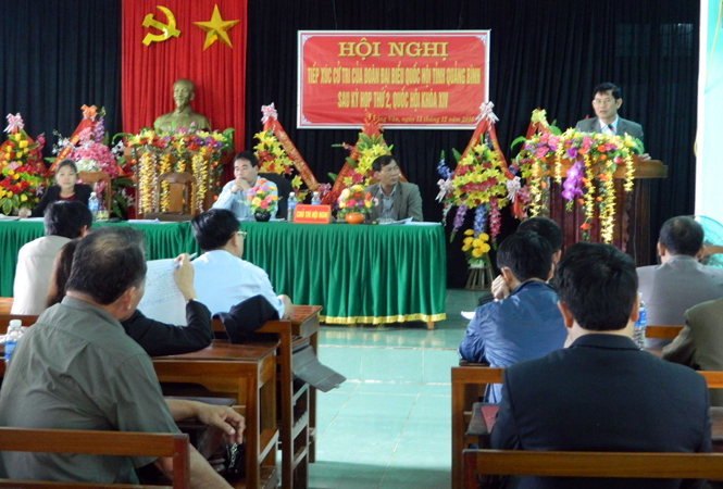 Các đại biểu Quốc hội tiếp xúc với cử tri thị xã Ba Đồn tại xã Quảng Văn.
