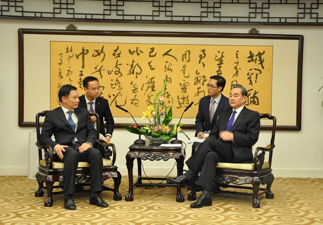 Ngoại trưởng Trung Quốc Vương Nghị tiếp thân mật Thứ trưởng Lê Hoài Trung và Đoàn đàm phán Việt Nam. (Ảnh: Tường Thu/TTXVN)