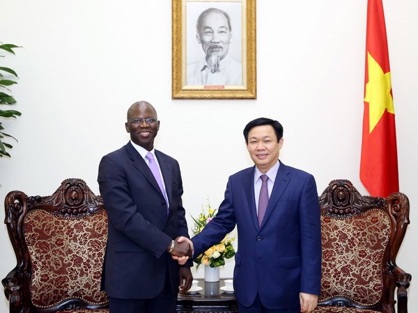 Phó Thủ tướng Vương Đình Huệ và ông Ousmane Dione, Giám đốc WB tại Việt Nam. (Nguồn: baochinhphu.vn)