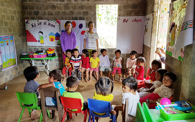  Đã có 4 con em Vân Kiều trở thành giáo viên về dạy chữ cho lớp sau ở xã Trường Sơn biên giới.
