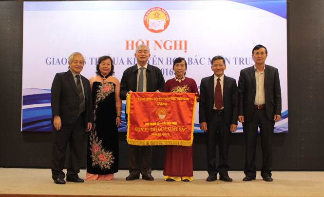 ông Phạm Tất Dong, Phó Chủ tịch thường trực, kiêm Tổng thư ký Trung ương Hội Khuyến học Việt Nam, trao cờ thi đua xuất sắc cho cụm số 4 Bắc miền Trung.