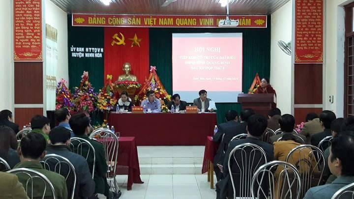 Các Đại biểu HĐND tỉnh đang tiếp xúc với cử tri huyện Minh Hóa tại xã Xuân Hóa