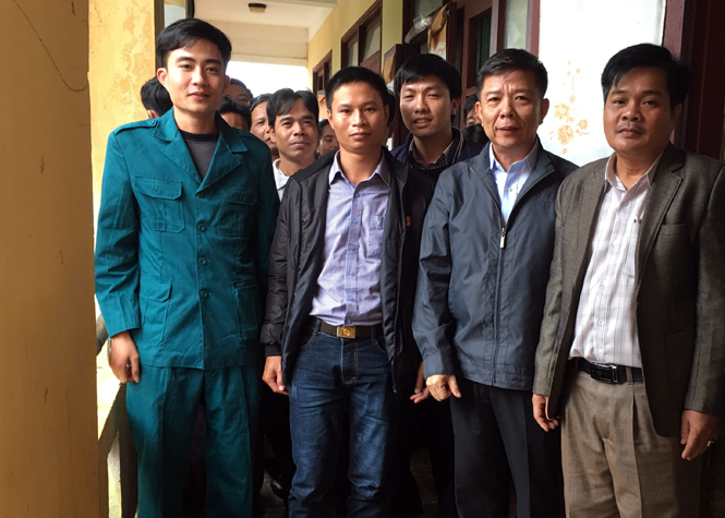 Đồng chí Nguyễn Hữu Hoài, Phó Bí thư Tỉnh ủy, Chủ tịch UBND tỉnh trò chuyện với cử tri xã Lâm Thuỷ.