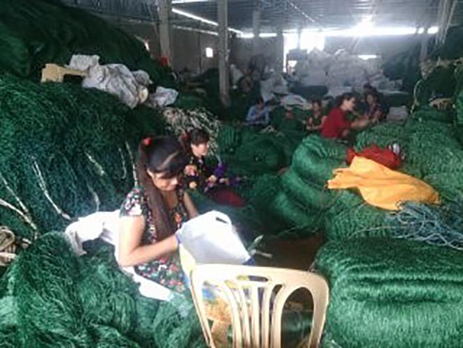 Một mô hình đan và thu mua lưới ở xã Quảng Lộc, thị xã Ba Đồn.
