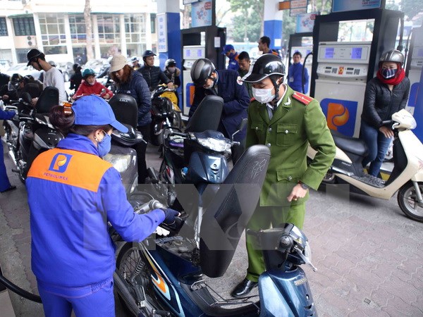 Khách mua xăng tại cửa hàng xăng dầu số 9 Trần Hưng Đạo, quận Hoàn Kiếm, Hà Nội. (Ảnh: Minh Quyết/TTXVN)