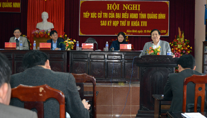  Đồng chí Nguyễn Xuân Quang, Ủy viên Ban Thường vụ Tỉnh ủy, Phó Chủ tịch Thường trực UBND tỉnh tiếp thu ý kiến của cử tri huyện Quảng Ninh.