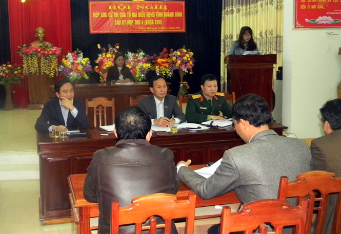 Chú thích ảnh: Các đại biểu HĐND tỉnh tiếp xúc với cử tri tại hội trường UBND xã Thuận Hoá, huyện Tuyên Hoá.  