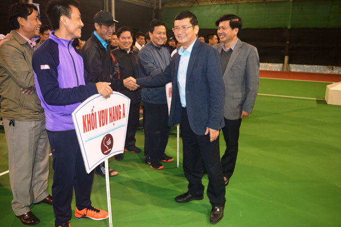 Đồng chí Trần Tiến Dũng, TUV, Phó chủ tịch UBND tỉnh và đồng chí Trần Vũ Khiêm, TUV, Giám đốc Sở Văn hóa và Thể thao bắt tay các vận động viên tại buổi lễ.