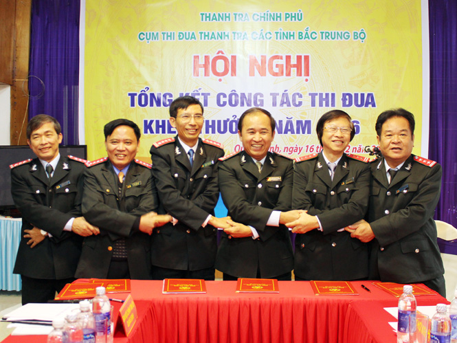 Đại diện lãnh đạo Thanh tra các tỉnh trong Cụm đã tổ chức ký kết giao ước thi đua và đăng ký khen thưởng năm 2017. 