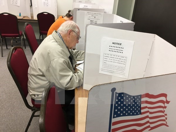 Cử tri Mỹ bỏ phiếu bầu Tổng thống Mỹ 2016 tại điểm bầu cử sớm ở Eau Claire, Wisconsin ngày 1-11. (Nguồn: AFP/TTXVN)