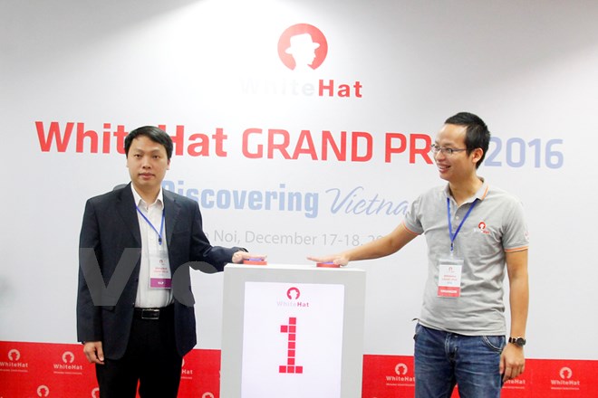 Ông Nguyễn Huy Dũng (trái) và ông Ngô Tuấn Anh khai mạc cuộc thi hacker mũ trắng. (Ảnh: T.H/Vietnam+)