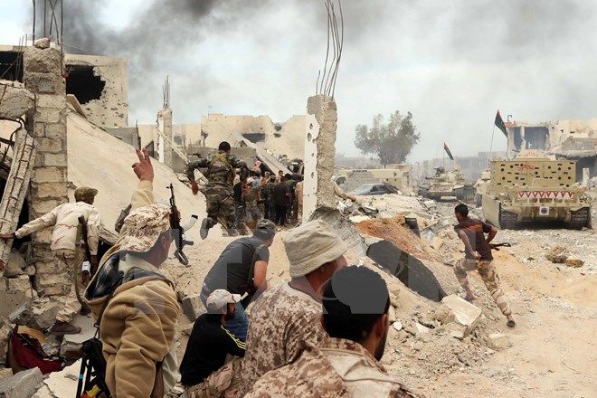 Lực lượng trung thành với Chính phủ Đoàn kết dân tộc Libya đóng chốt tại quận Al-Giza Al-Bahriya, thành phố Sirte. (Nguồn: AFP/TTXVN)