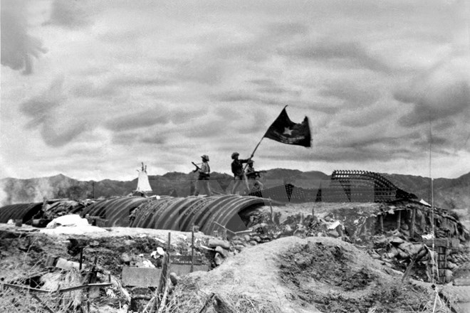 Lá cờ “Quyết chiến, Quyết thắng” của Quân đội Nhân dân Việt Nam tung bay trên nóc hầm tướng De Castries chiều 7/5/1954, kết thúc cuộc kháng chiến chống Pháp oanh liệt đầy hy sinh, gian khổ kéo dài suốt 9 năm. (Ảnh: Triệu Đại/TTXVN)