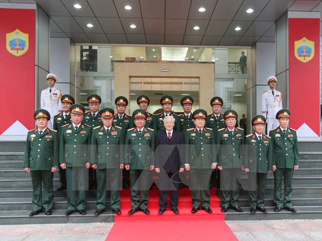 Tổng Bí thư Nguyễn Phú Trọng, Bí thư Quân ủy Trung ương chụp ảnh chung với các vị lãnh đạo Tổng cục II. (Ảnh: Trí Dũng/TTXVN)