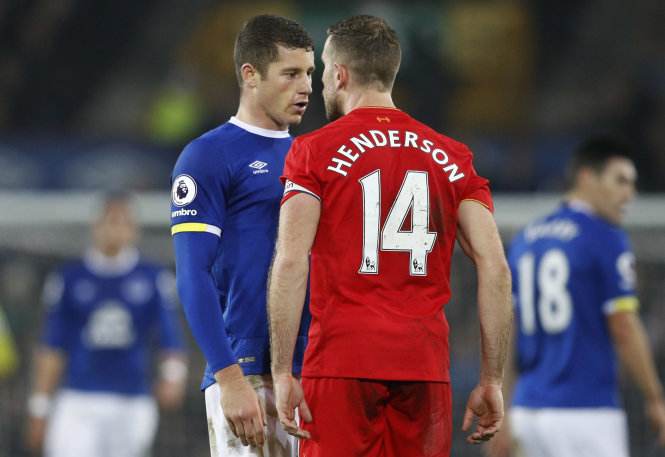 Henderson nổi giận với Barkley vì lối đá thô bạo của cầu thủ Everton. Ảnh: REUTERS
