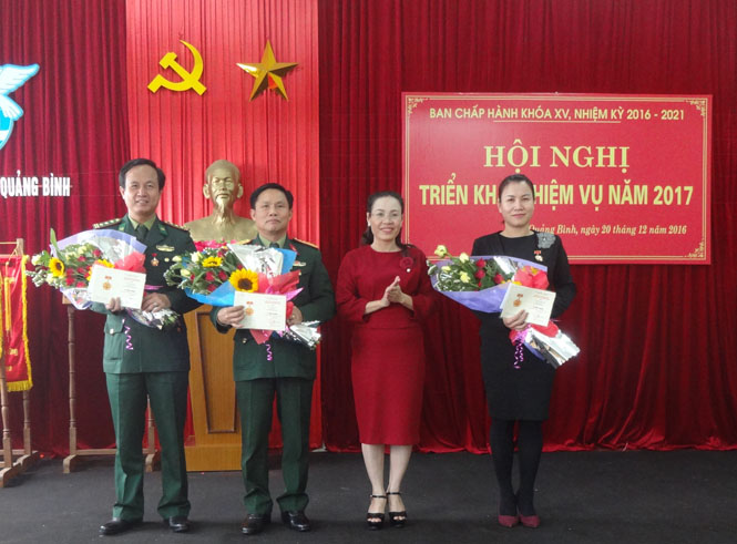 Đại diện Hội LHPN tỉnh trao kỷ niệm chương “Vì sự phát triển của phụ nữ Việt Nam” của Trung ương Hội LHPN Việt Nam cho các cá nhân có nhiều đóng góp cho phong trào phụ nữ tỉnh.