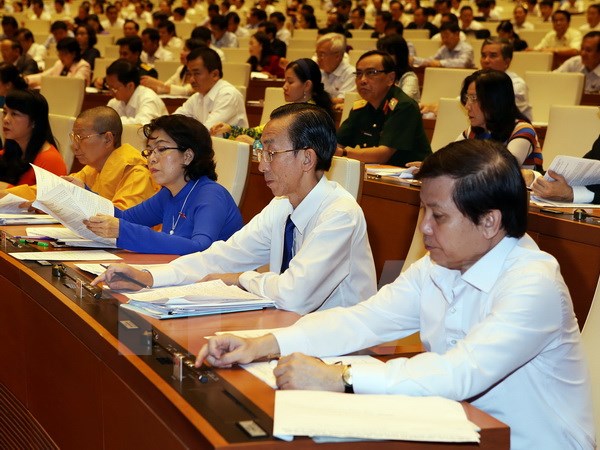 Các đại biểu Quốc hội biểu quyết thông qua Nghị quyết về Chương trình hoạt động giám sát của Quốc hội năm 2017 tại Kỳ họp thứ Nhất Quốc hội khóa XIV. (Ảnh: Nguyễn Dân/TTXVN)