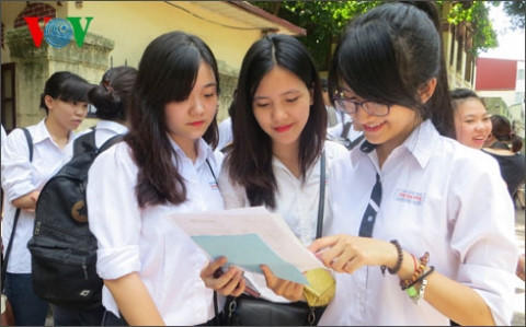  Học sinh trường THPT Trần Phú, Hà Nội xem lại bài sau khi kết thúc môn thi