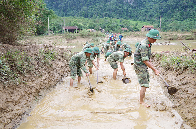 Cán bộ, chiến sỹ LLVT tỉnh giúp dân khắc phục lũ lụt tại xã Tân Hoá, huyện Minh Hoá. Ảnh: Thanh Sơn