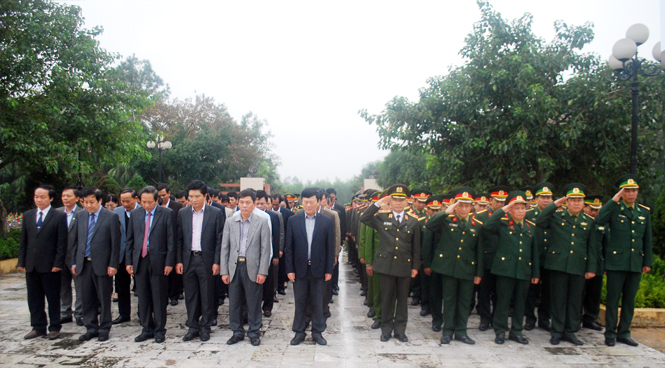 Các đồng chí lãnh đạo tỉnh tưởng niệm các anh hùng liệt sĩ tại Nghĩa trang Ba Dốc.
