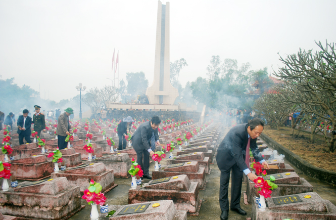 Đồng chí Hoàng Đăng Quang, Ủy viên Trung ương Đảng, Bí thư Tỉnh ủy,Chủ tịch HĐND tỉnh dâng hương lên phần mộ các anh hùng liệt sĩ