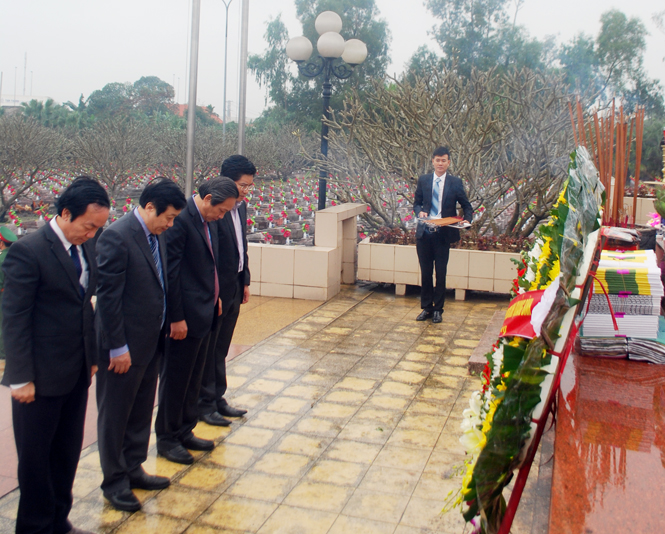 Các đồng chí lãnh đạo tỉnh tưởng niệm các anh hùng liệt sĩ tại Nghĩa trang Ba Dốc