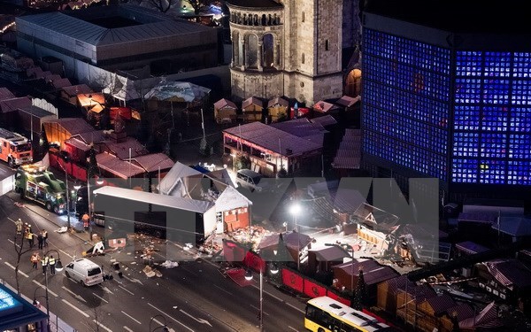 Hiện trường vụ đâm xe tải tại chợ Giáng sinh ở Berlin. (Nguồn: EPA/TTXVN)