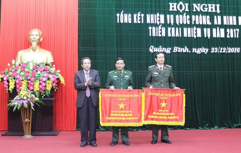  Đồng chí Hoàng Đăng Quang, Ủy viên Trung ương Đảng, Bí thư Tỉnh ủy, Chủ tịch HĐND tỉnh trao cờ thi đua của UBND tỉnh cho các tập thể