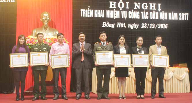 Đồng chí Nguyễn Công Huấn, Uỷ viên Ban Thường vụ, Trưởng Ban Dân vận Tỉnh ủy tặng bằng khen cho các tập thể, cá nhân có thành tích xuất sắc trong thực hiện 