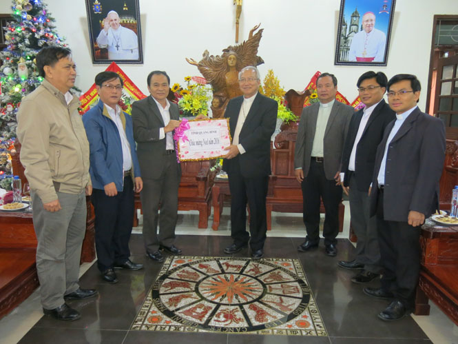 Đồng chí Đậu Bình Minh, Phó Giám đốc Sở Nội vụ, Trưởng Ban Tôn giáo tỉnh tặng hoa cho Giám mục Địa phận Vinh - Nguyễn Thái Hợp