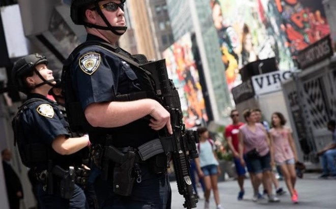 Cảnh sát Mỹ canh gác ở Quảng trường Thời Đại. (Nguồn: AP)