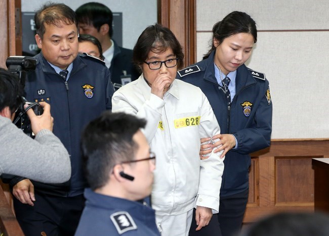 Bà Choi Soon-Sil xuất hiện tại Tòa án quận Trung tâm Seoul. (Nguồn: Korea Times)