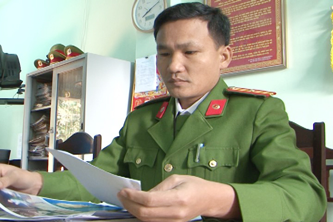 Thiếu tá Lưu Bách Điệp đang nghiên cứu hồ sơ.