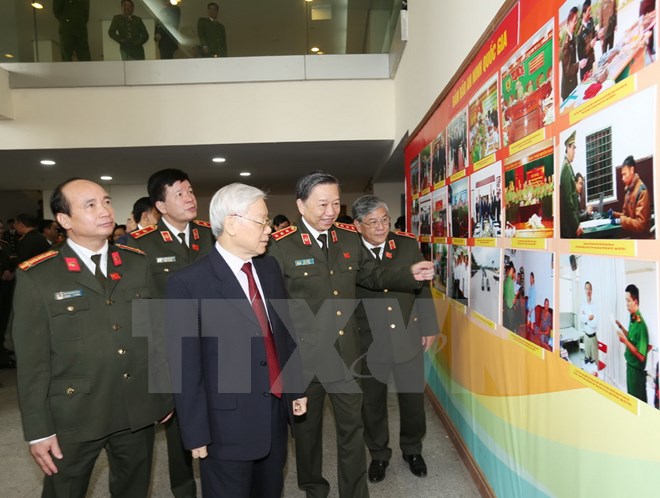 Tổng Bí thư Nguyễn Phú Trọng và các đại biểu xem một số hình ảnh về lực lượng Công an nhân dân. (Ảnh: Trí Dũng/TTXVN)