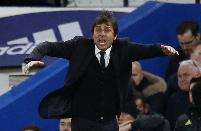 HLV Conte chỉ đạo các cầu thủ Chelsea trong trận đấu với Bournemouth ở vòng 18 diễn ra đêm 26-12 (giờ VN). Ảnh: REUTERS