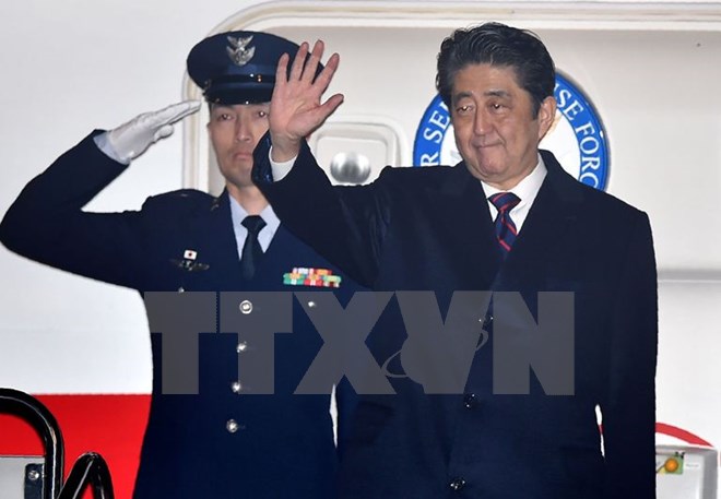 Thủ tướng Nhật Bản Shinzo Abe (phải) tại sân bay Haneda trước khi lên đường đến Hawaii ngày 26-12. (Nguồn: AFP/TTXVN)