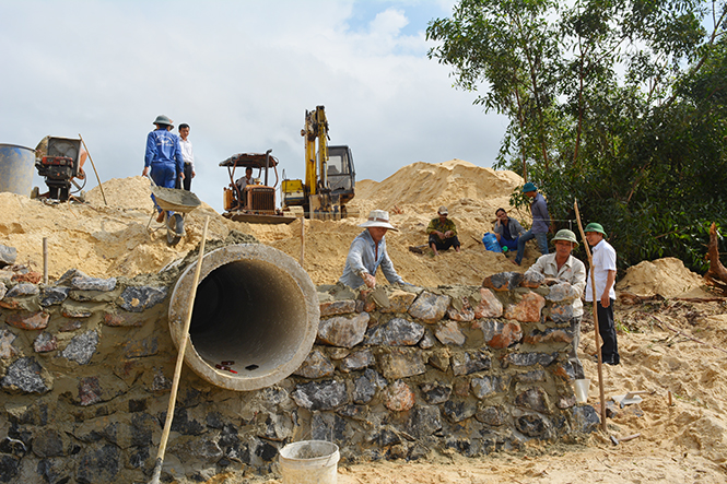 Huyện ủy Quảng Ninh chỉ đạo đẩy mạnh xây dựng các công trình phục vụ dân sinh trên địa bàn.