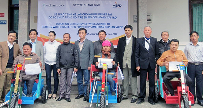 Sở Y tế trao tặng xe lăn cho người khuyết tật do Tổ chức tiếng nói trẻ em mồ côi Hoa Kỳ tài trợ.