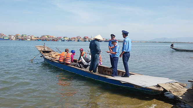 Lực lượng Thanh tra Giao thông kiểm tra việc thực hiện các quy định đối với phương tiện và người điều khiển phương tiện thủy nội địa tại bến đò ngang.