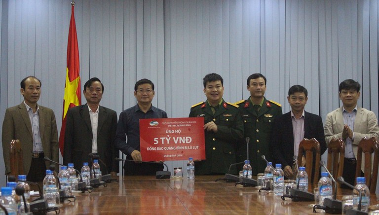 Phó Giám đốc Chi nhánh Viễn thông Quân đội Quảng Bình trao tặng 5 tỷ đồng hỗ trợ cho ngành Giáo dục Quảng Bình