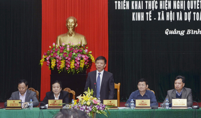 Đồng chí Nguyễn Hữu Hoài, Phó Bí thư Tỉnh ủy, Chủ tịch UBND tỉnh phát biểu tại hội nghị.