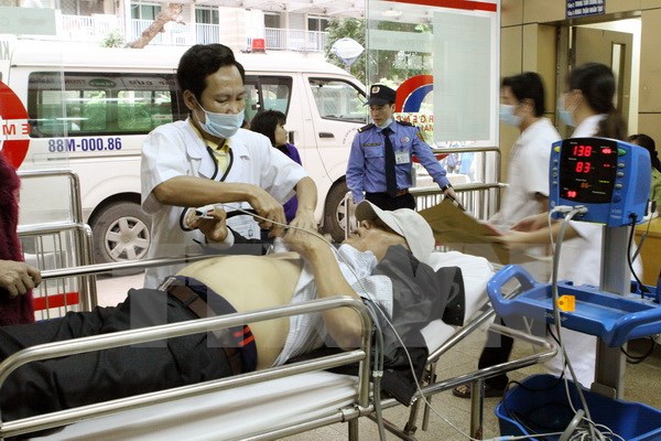 Nhân viên y tế cấp cứu cho bệnh nhân. (Ảnh: TTXVN/Vietnam+)