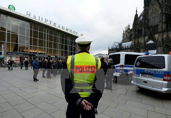 Cảnh sát Đức tăng cường an ninh tại các nhà ga chính ở Cologne trong dịp Lễ Giáng sinh và Năm mới. (Nguồn: EPA/TTXVN)