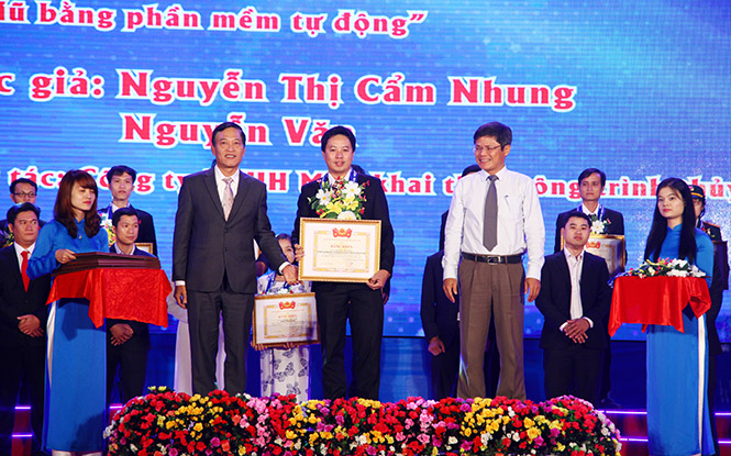 Anh Nguyễn Văn vinh dự nhận bằng khen tại Festival “Sáng tạo trẻ” toàn quốc năm 2016.