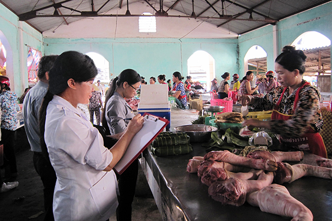 Lực lượng chức năng tăng cường công tác thanh tra, kiểm tra đối với sản phẩm thịt gia súc tại các chợ, nhất là dịp lễ, tết.