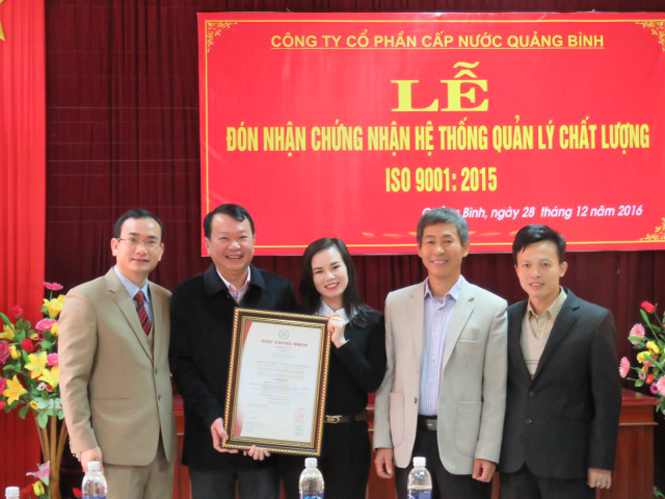 Đồng chí Lê Anh Dũng, Chủ tịch Hội đồng quản trị Công ty cổ phần Cấp nước Quảng Bình nhận chứng chỉ ISO 9001:2015